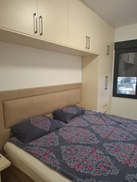 Spavaća soba sa bračnim krevetom i ugradnim plakarima. - image 10