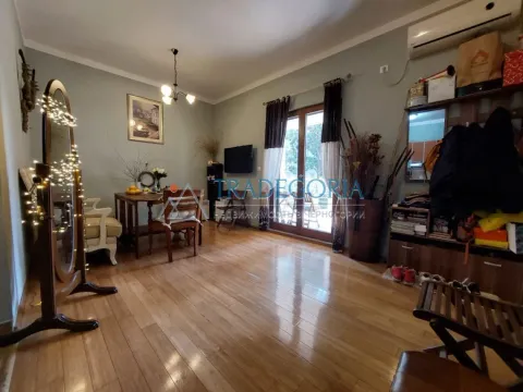 Prostrana dnevna soba sa drvenim podom, trpezarijskim stolom i izlazom na terasu. - image 40