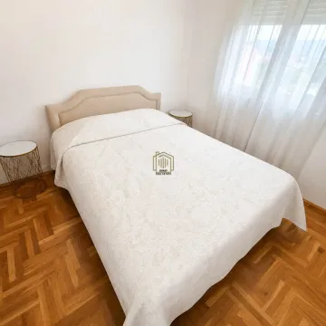 Spavaća soba sa bračnim krevetom i parketom na podu. - image 10