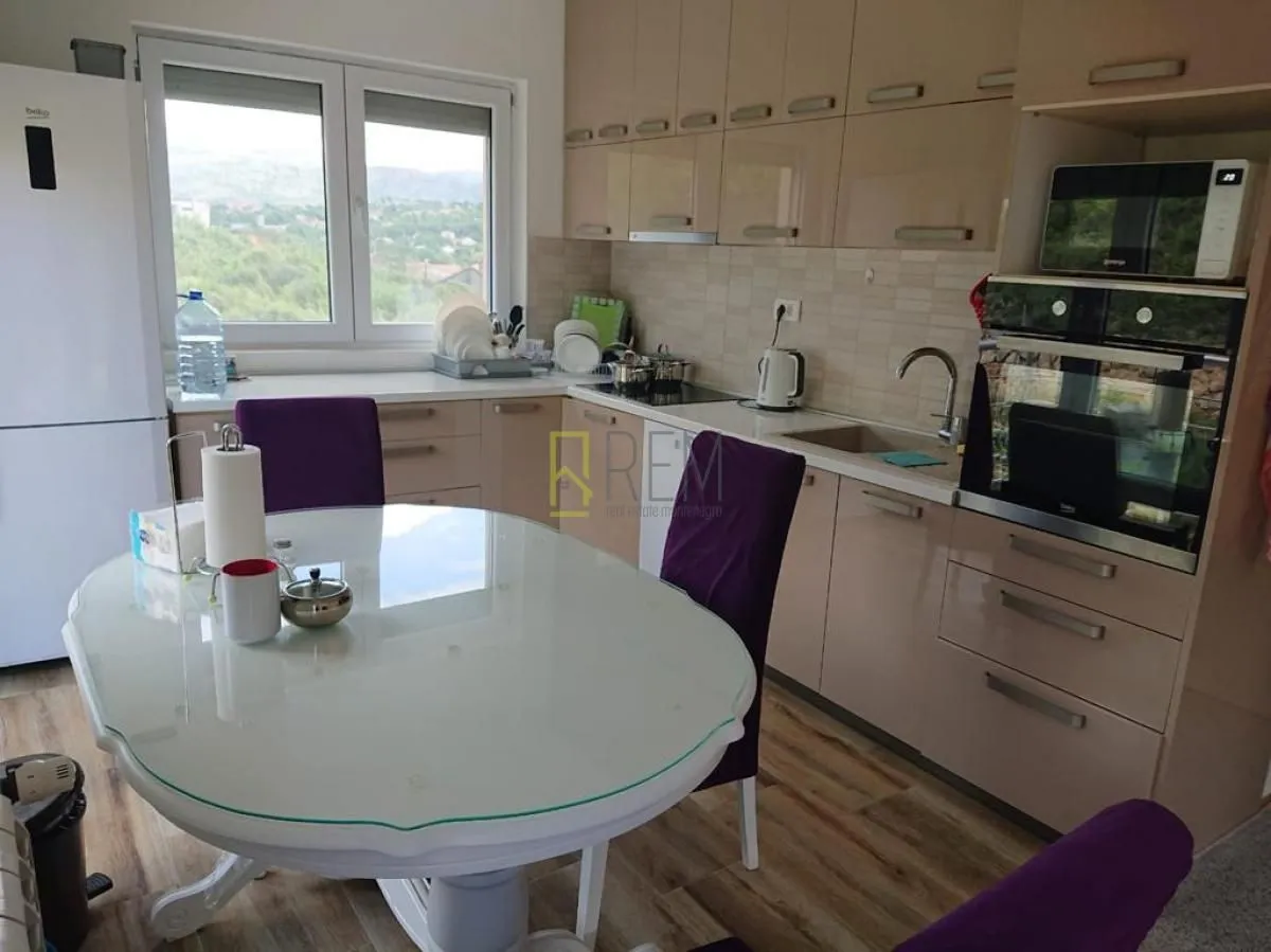 Izdavanje, trosoban stan, 125m², Vranići, Podgorica
