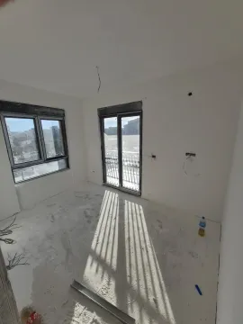 Nezavršena prazna soba u novogradnji sa dosta prirodne svjetlosti. - image 6