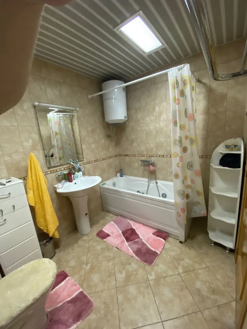 Praktično kupatilo sa kadom, lavaboom i bojlerom.