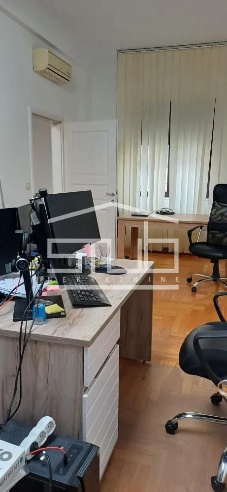 Izdavanje, četvorosoban stan, 204m², Vračar Sve Podlokacije, Beograd