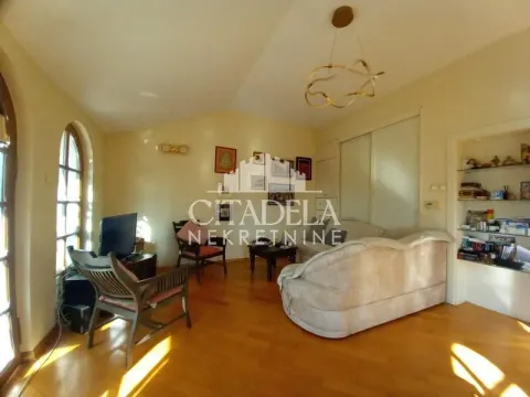 Izdavanje, trosoban stan, 110m², Zemun Kalvarija, Zemun Sve Podlokacije - image 2