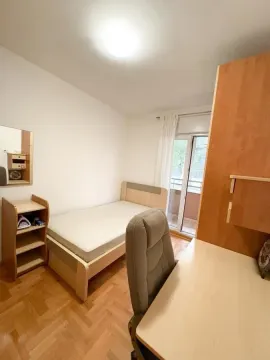 Manja spavaća soba sa krevetom, radnim stolom i izlazom na terasu. - image 12