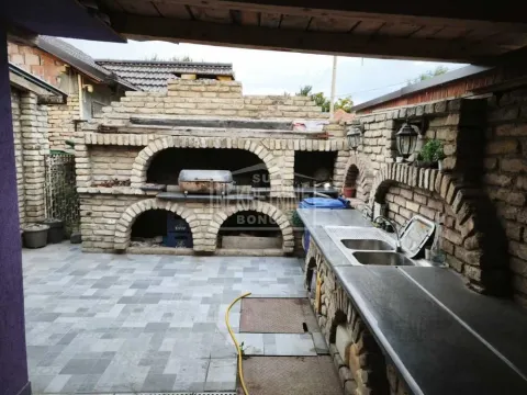 Natkriveni deo dvorišta sa zidanim roštiljem i letnjom kuhinjom. - image 18