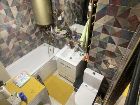Kupatilo opremljeno kadom, umivaonikom, WC šoljom i šarenim zidnim pločicama. - image 3