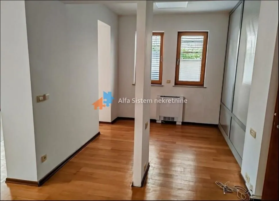 Izdavanje, četvorosoban stan, 135m², Autokomanda, Voždovac Sve Podlokacije