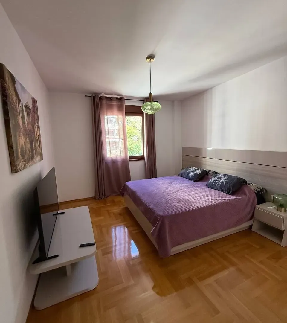 Izdavanje, dvosoban stan, 120m², Bečići, Budva