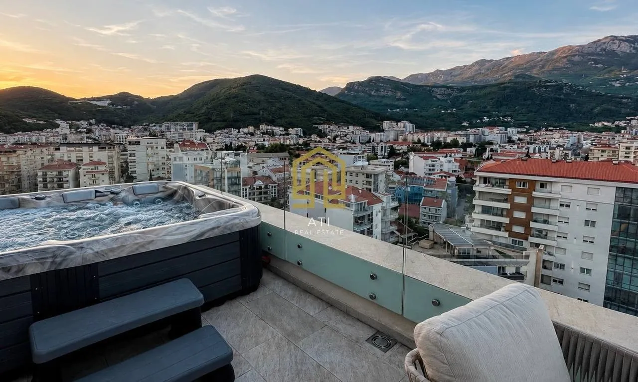 Prostrana terasa sa đakuzijem i panoramskim pogledom na grad.