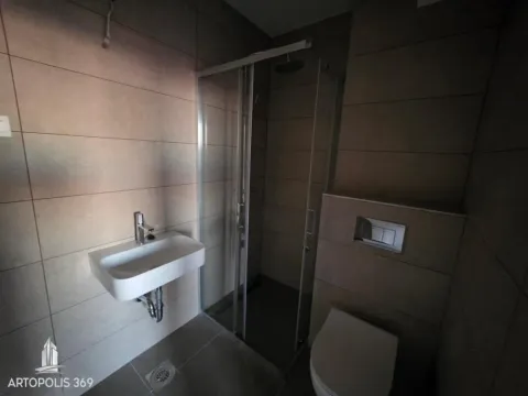 Moderno kupatilo sa tuš kabinom, umivaonikom i ugradnim toaletom obloženo keramičkim pločicama. - image 12