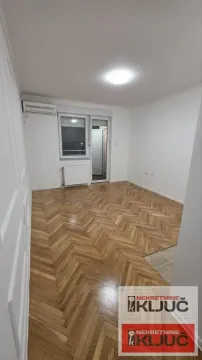 Prazna prostorija sa parketom i klima uređajem. - image 8