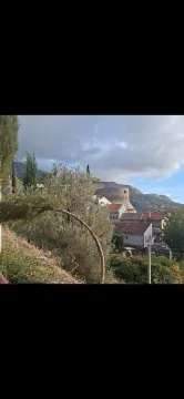 Pogled na stari grad i okolne kuće sa zelenilom. - image 3