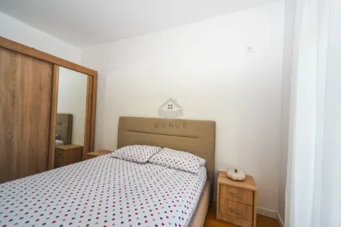 Spavaća soba sa bračnim krevetom, drvenim ormarom sa ogledalom i noćnim stočićima. - image 7