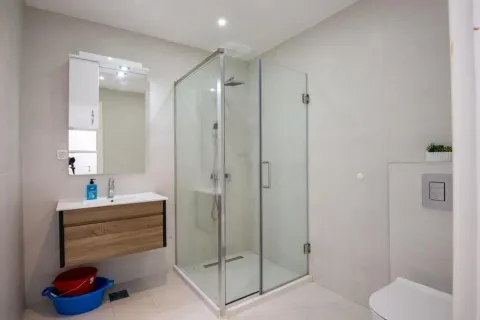Moderno opremljeno kupatilo sa tuš kabinom. - image 12
