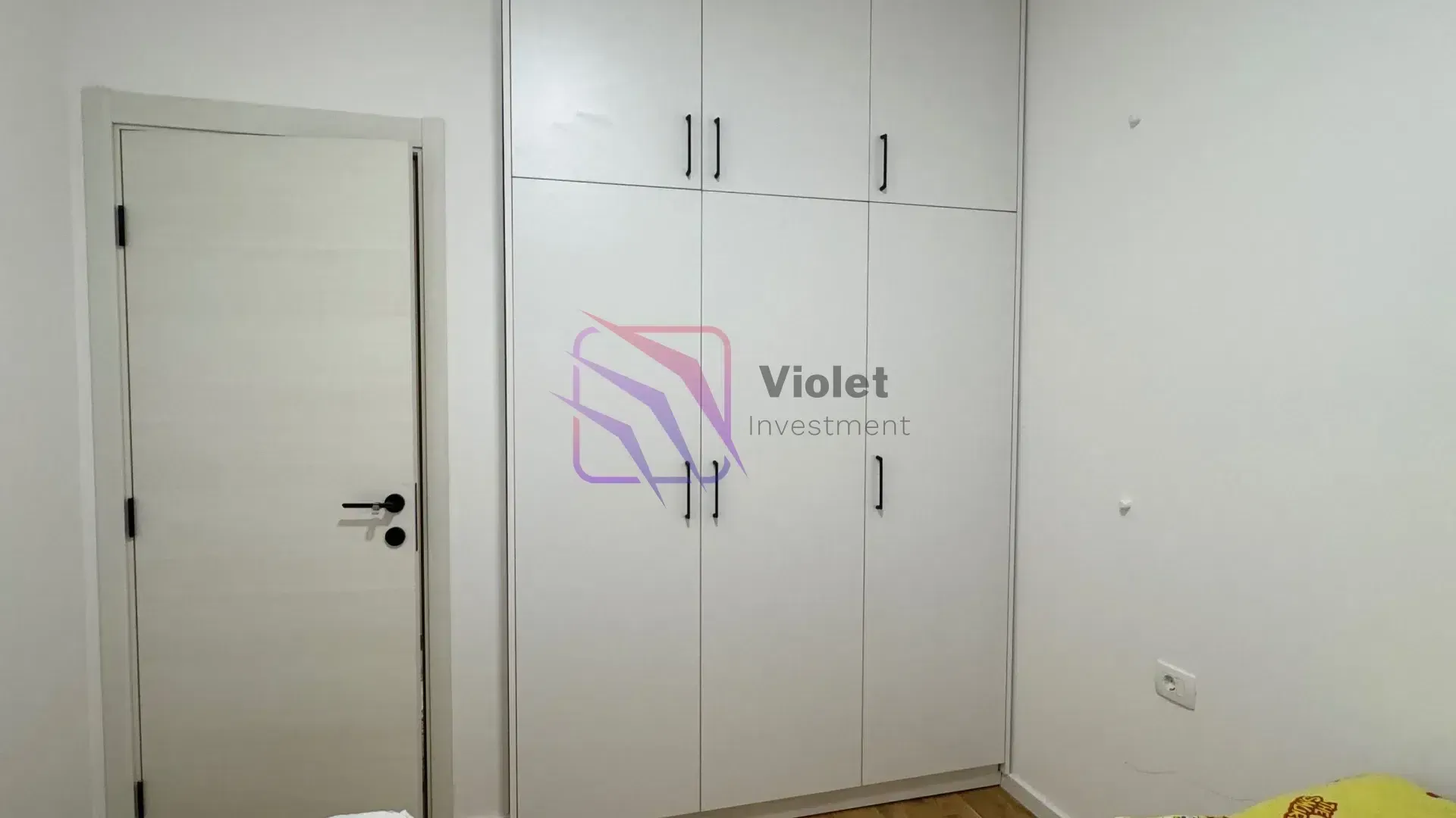 White built-in wardrobe in the bedroom.