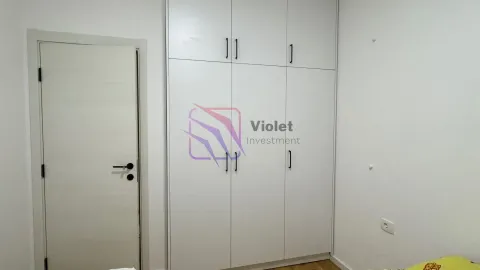 White built-in wardrobe in the bedroom. - image 6