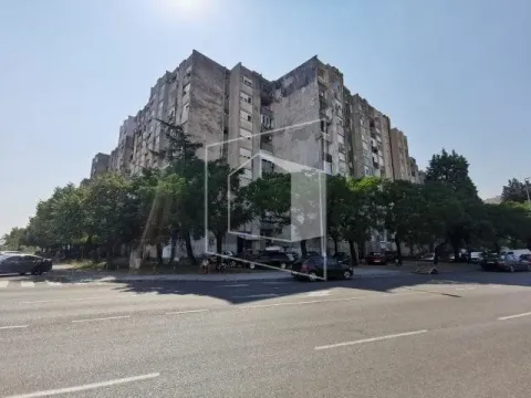 Pogled na spoljašnost stambene zgrade sa ulicom u prvom planu. - image 17