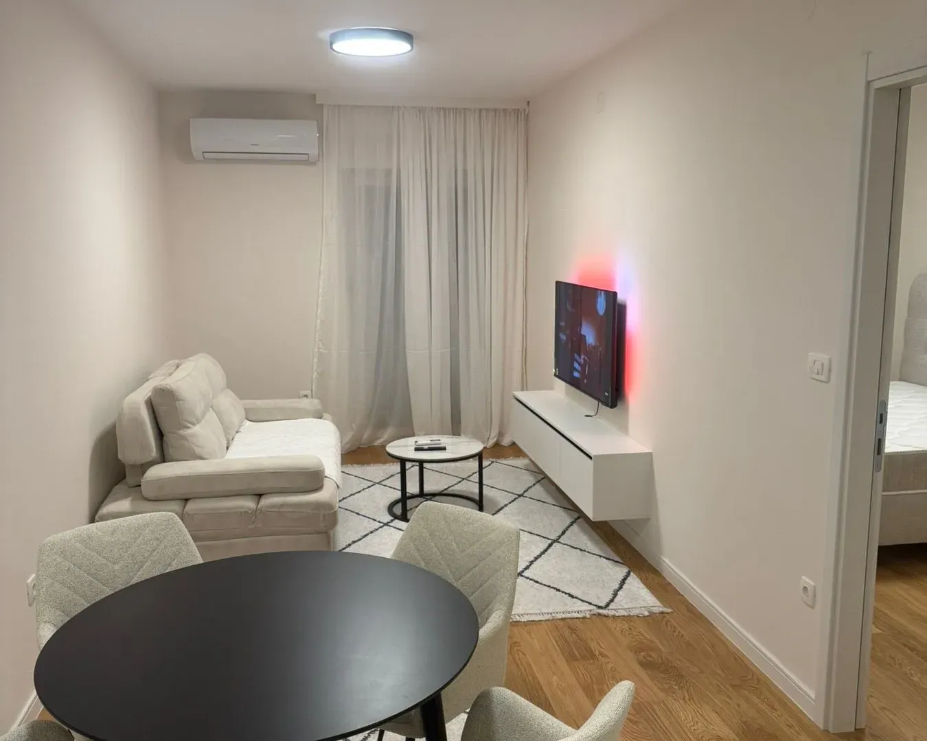 Izdavanje, jednosoban stan, 43m², Central Point, Podgorica