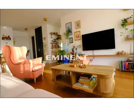 Dnevna soba sa garniturom, stočićem i televizorom na zidu. - image 2