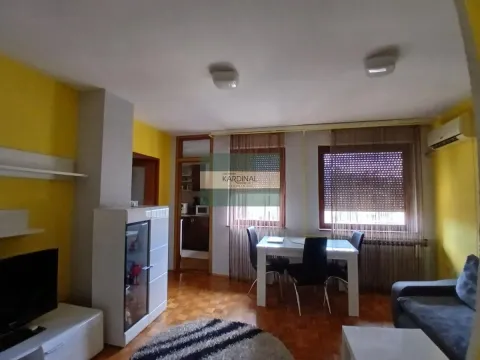 Dnevni boravak sa trpezarijom i izlazom u kuhinju. - image 4