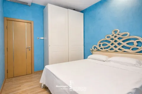 Spavaća soba sa bračnim krevetom, bijelim garderoberom i plavim zidovima. - image 7