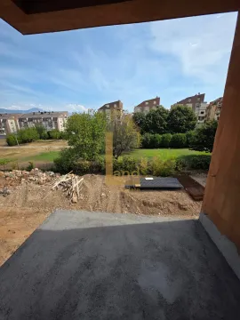 Pogled sa neuređene terase u izgradnji na okolne zgrade i zelene površine. - image 3