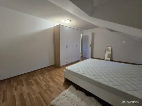 Nameštena spavaća soba sa bračnim krevetom, plakarom i laminatnim podom. - image 8