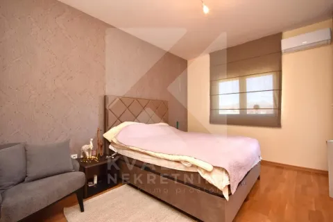 Namještena spavaća soba sa bračnim krevetom, foteljom i klima uređajem. - image 7