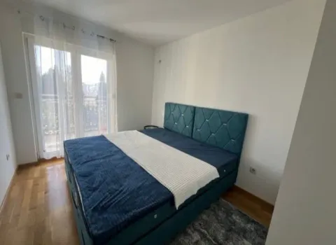 Spavaća soba sa bračnim krevetom i izlazom na terasu. - image 6