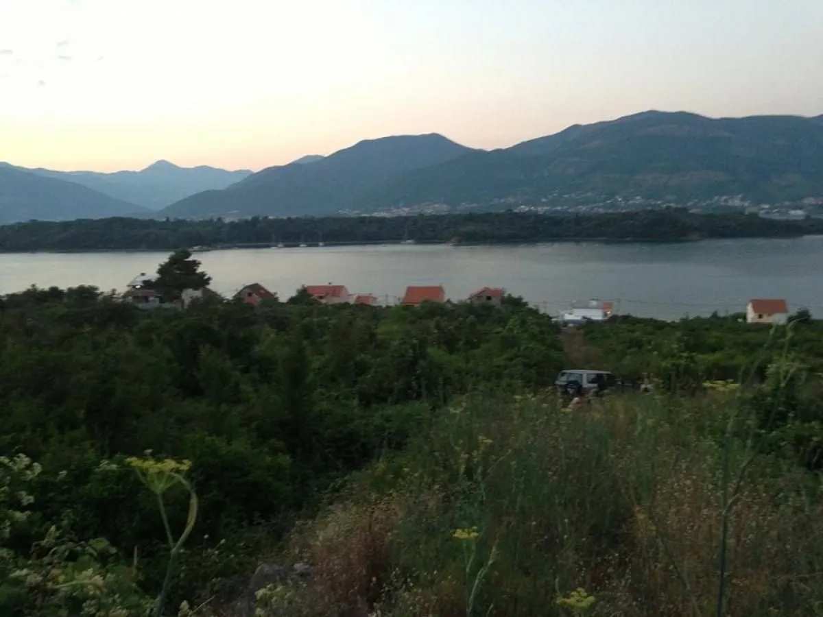 Pogled na zaliv i okolne planine.