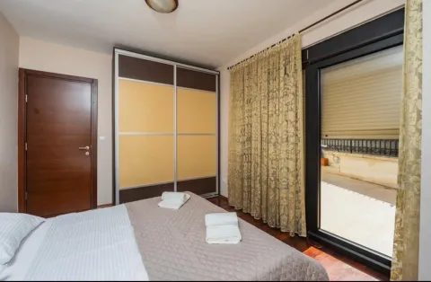 Izdavanje, trosoban stan, 170m², Dobrota, Kotor - image 13