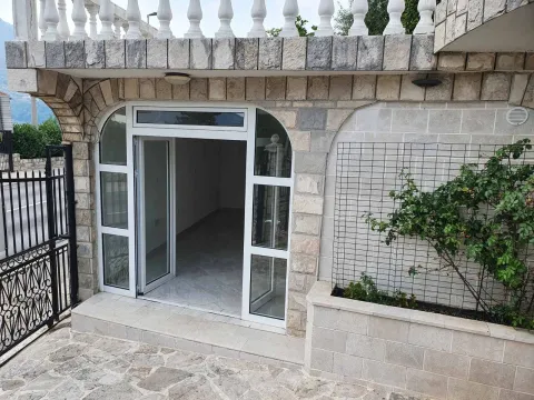 Izdavanje, poslovni prostor, 27m², Dobrota, Kotor - image 2