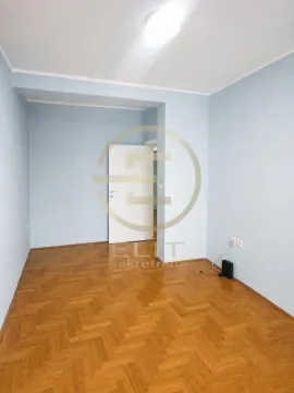 Prazna soba sa parketom i plavim zidovima. - image 4