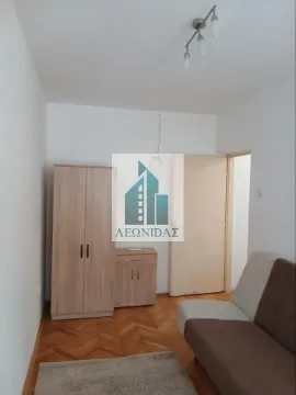 Manji dnevni boravak sa trosedom, drvenim ormarom i parketom. - image 7