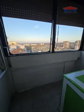 Zastakljeni balkon sa pogledom na grad. - image 10