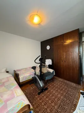 Spavaća soba sa dva kreveta i ugradnim ormarom. - image 10