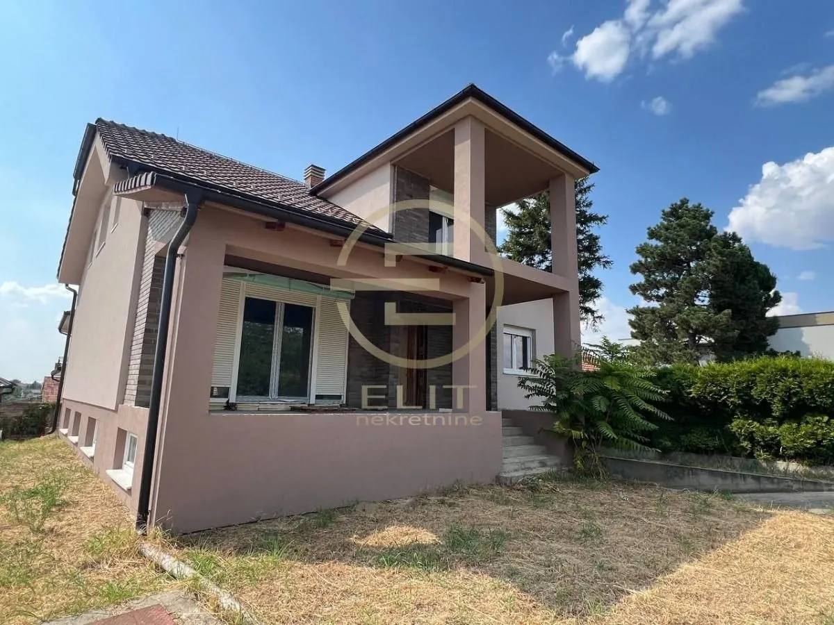 Pogled na spoljašnjost kuće sa dvorištem.