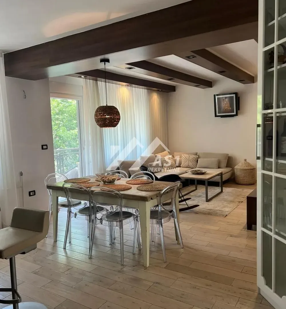 Izdavanje, četvorosoban stan, 95m², Centar, Novi Sad