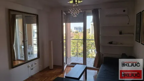 Dnevna soba sa izlazom na terasu i parketom na podu. - image 8