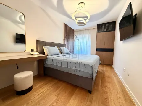 Moderna spavaća soba sa bračnim krevetom, plakarom i toaletnim stolićem. - image 11