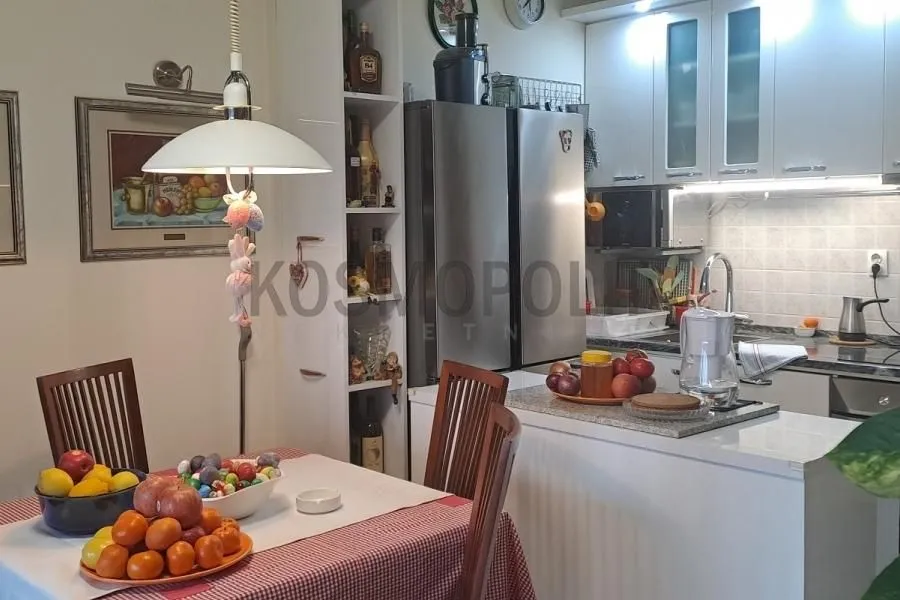 Kuhinja sa trpezarijom i ugradnim elementima.