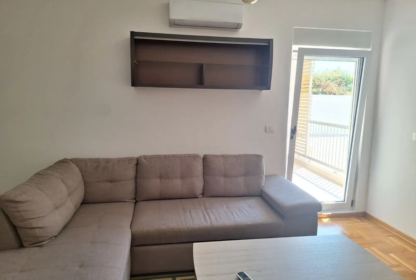 Izdavanje, jednosoban stan, 54m², Kalimanj, Tivat