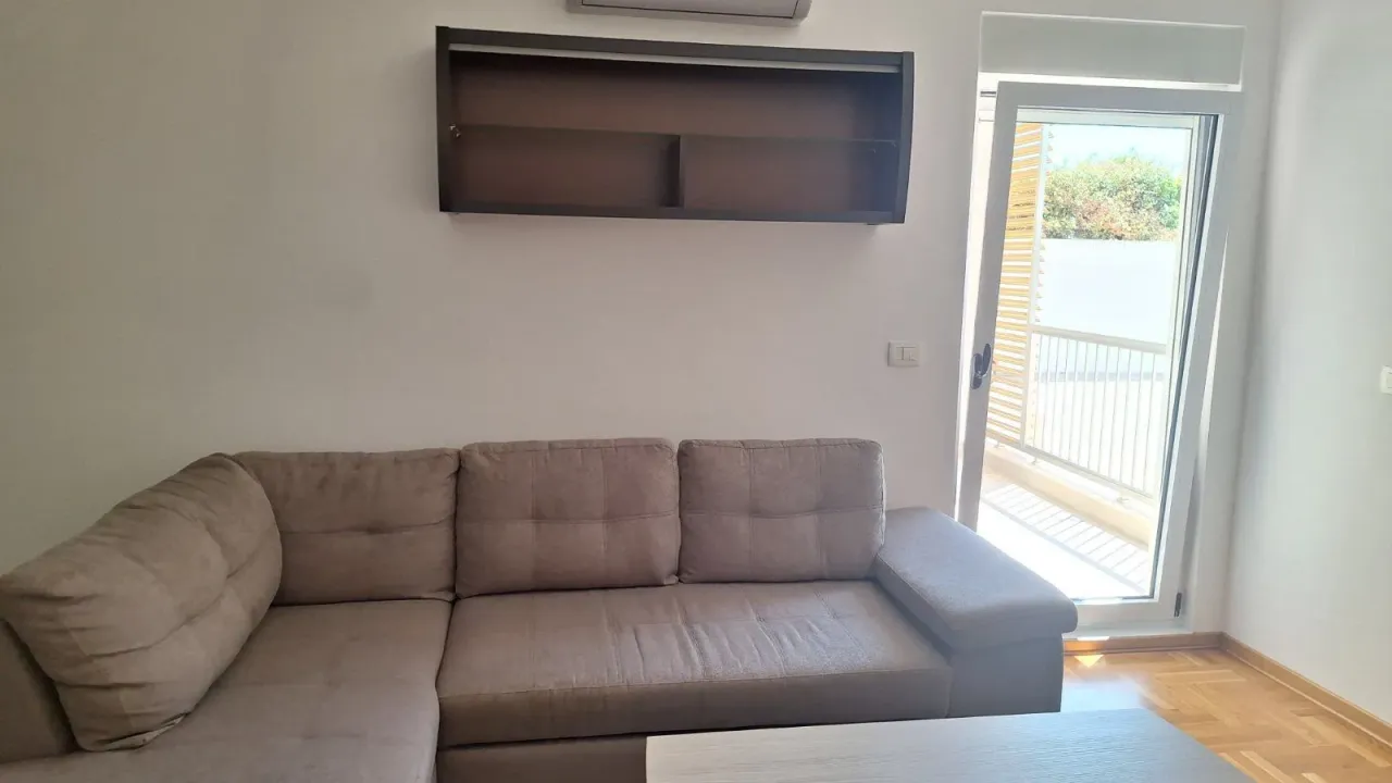 Izdavanje, jednosoban stan, 54m², Kalimanj, Tivat