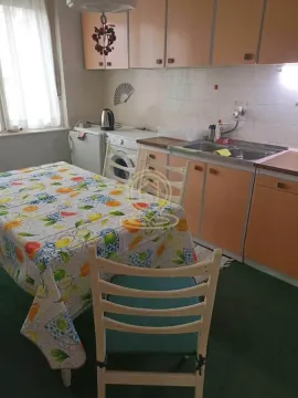Kuhinja sa trpezarijskim stolom i osnovnim elementima. - image 3