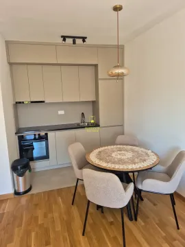 Moderna kuhinja sa trpezarijskim stolom i stolicama. - image 4