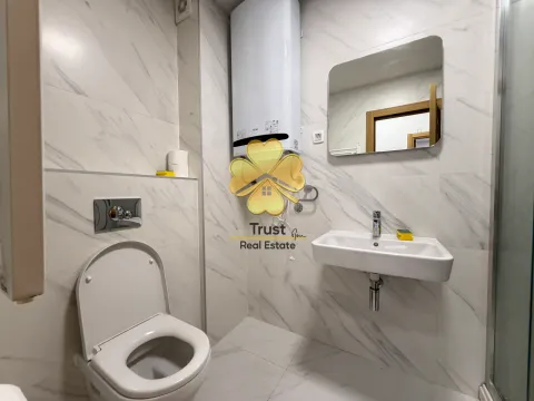 Moderne kupatilo sa svijetlim mermernim pločicama, wc šoljom, umivaonikom i ogledalom. - image 9