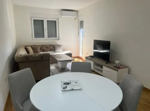 Dnevna soba sa garniturom, TV-om i trpezarijskim stolom. - image 2
