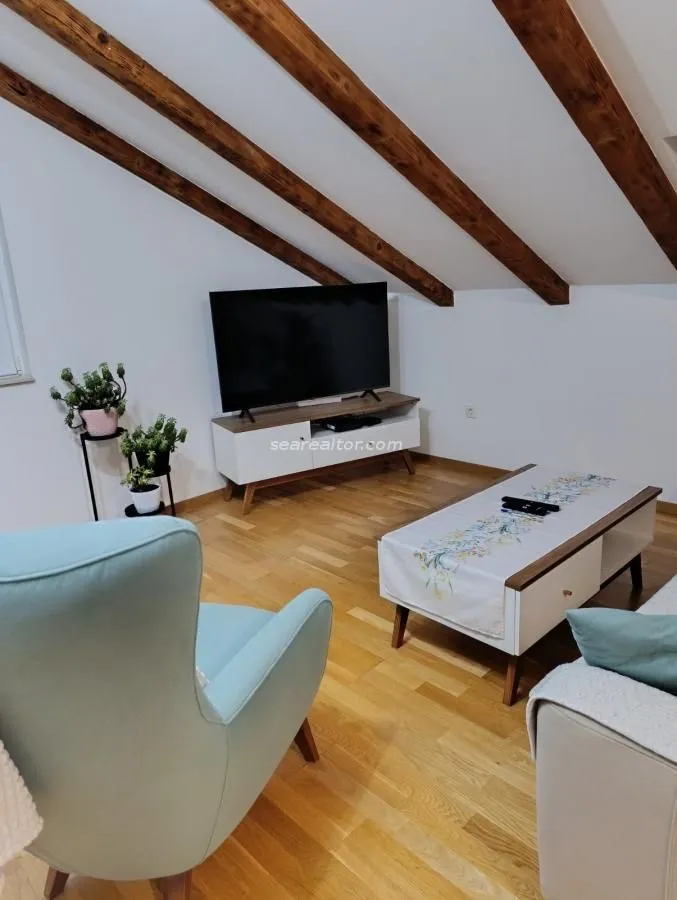 Izdavanje, dvosoban stan, 88m², Tivat, Crna Gora