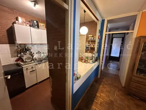 Pogled iz hodnika na stariju kuhinju i prolaz u stanu. - image 11
